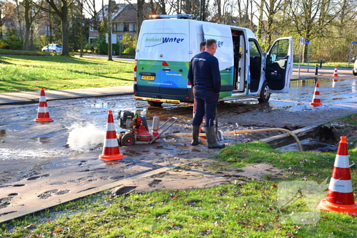 Straten onder water door gesprongen waterleiding