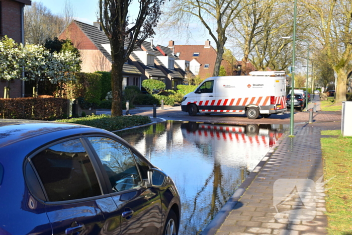 Straten onder water door gesprongen waterleiding