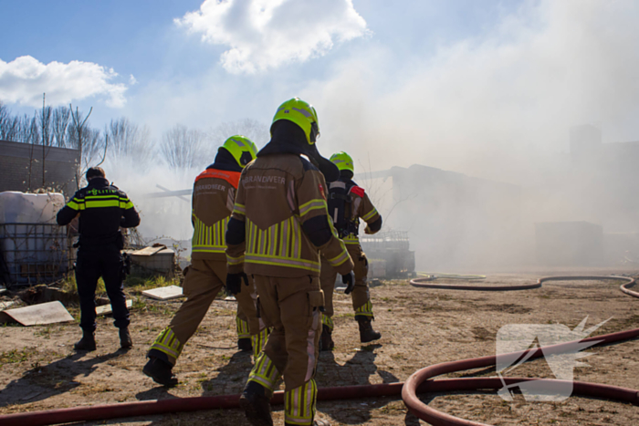 Brandweer groots ingezet bij brand in gebouw