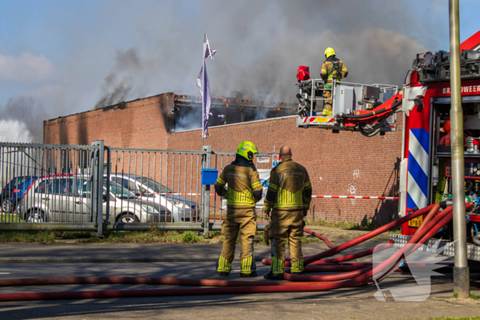 Brandweer groots ingezet bij brand in gebouw