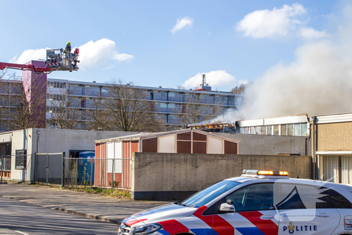 Brandweer groots ingezet bij brand in gebouw