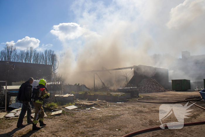 Brandweer groots ingezet bij brand in gebouw