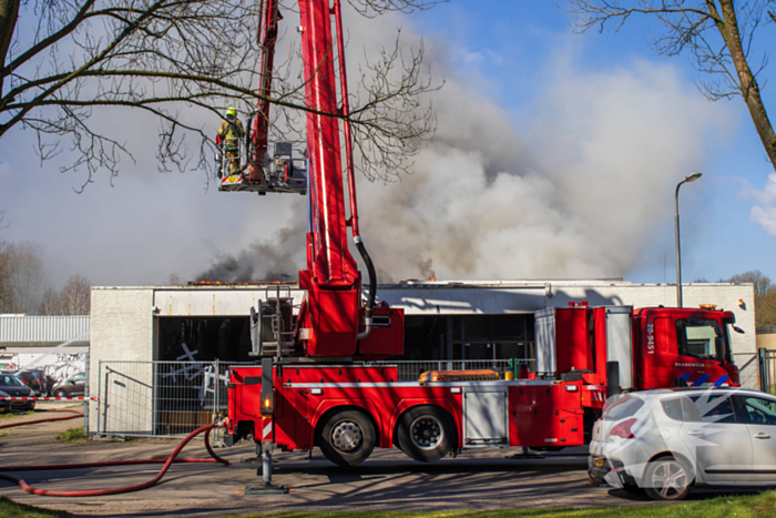 Brandweer groots ingezet bij brand in gebouw