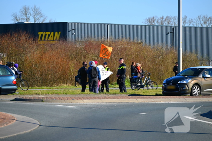 Extinction Rebellion demonstreerd bij vliegbasis