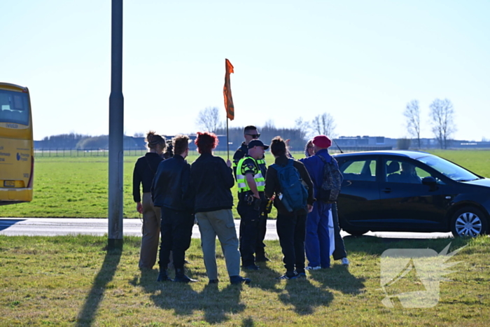 Extinction Rebellion demonstreerd bij vliegbasis