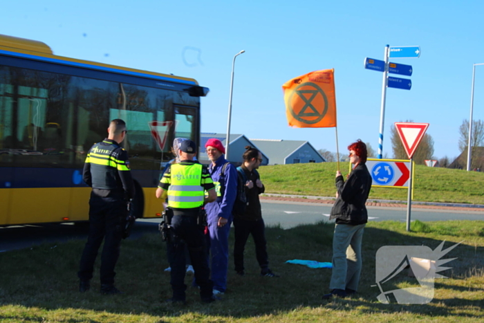 Extinction Rebellion demonstreerd bij vliegbasis