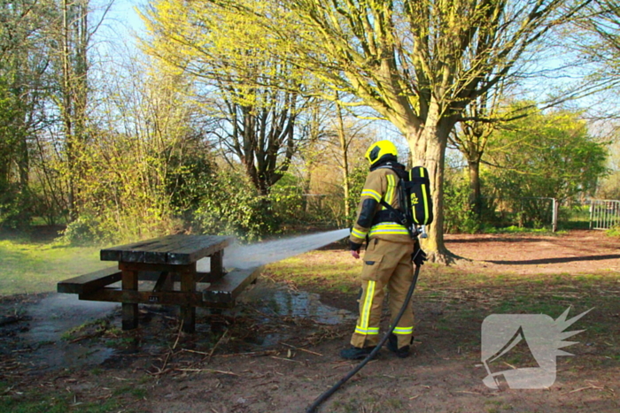 Picknicktafel in brand