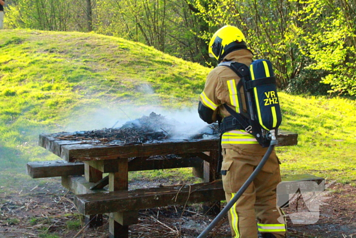 Picknicktafel in brand