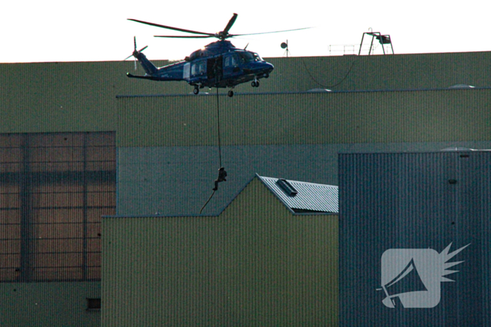 Arrestatieteam oefent op haventerrein