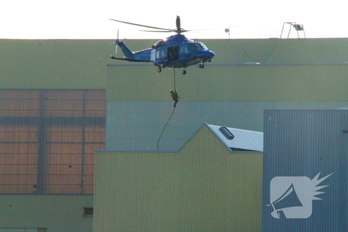 Arrestatieteam oefent op haventerrein