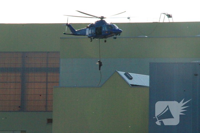 Arrestatieteam oefent op haventerrein