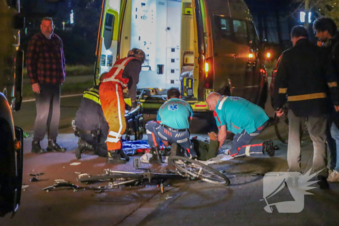Scooterrijder vlucht na botsing met fietser