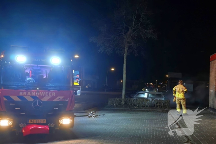 Geparkeerde auto verwoest door brand