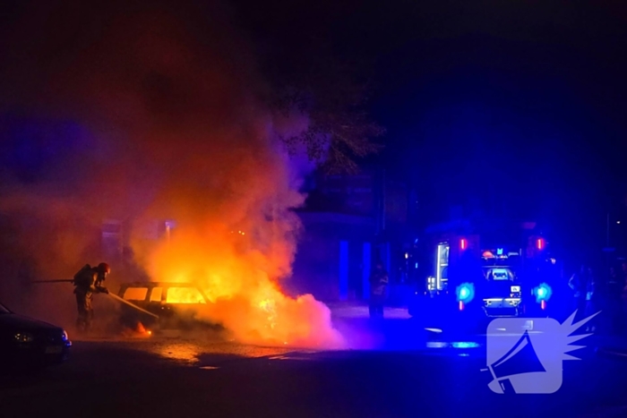 Geparkeerde auto verwoest door brand
