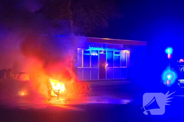 Geparkeerde auto verwoest door brand