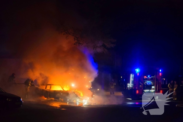 Geparkeerde auto verwoest door brand