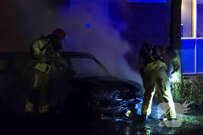 Geparkeerde auto verwoest door brand