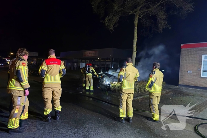 Geparkeerde auto verwoest door brand