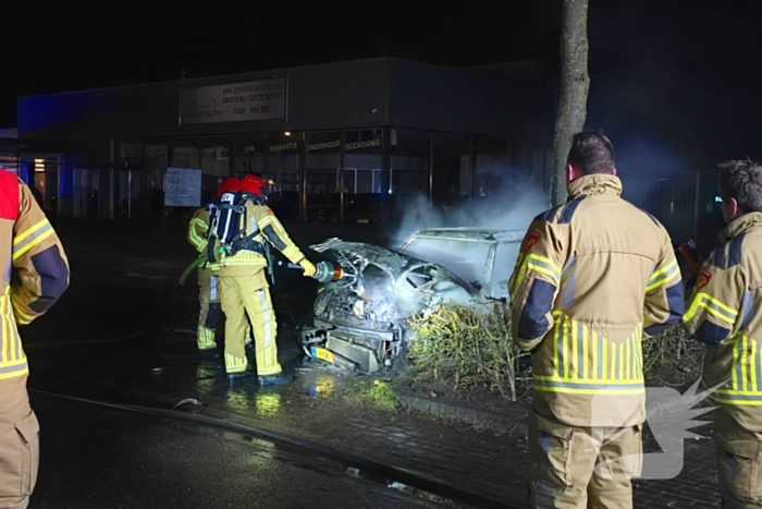Geparkeerde auto verwoest door brand
