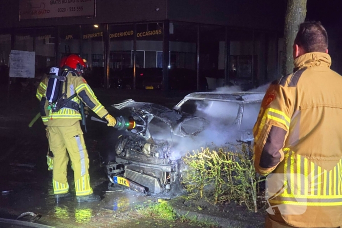 Geparkeerde auto verwoest door brand