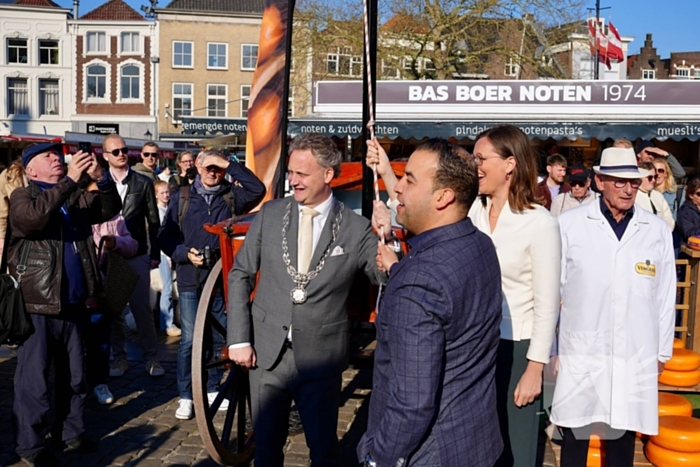 Kamerleden aanwezig bij opening kaasmarkt