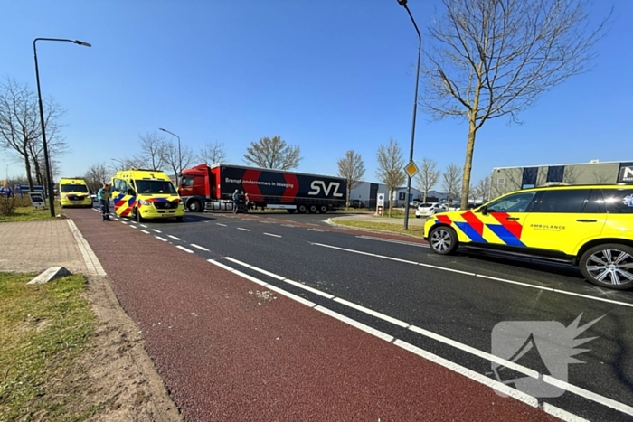 Fietser zwaargewond na ongeval met vrachtwagen
