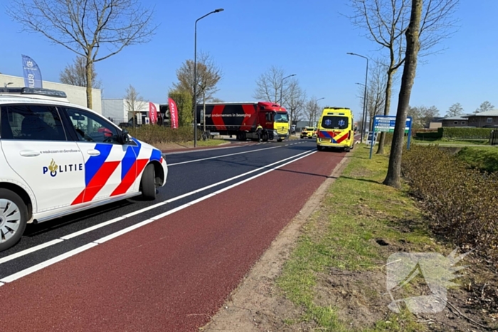 Fietser zwaargewond na ongeval met vrachtwagen