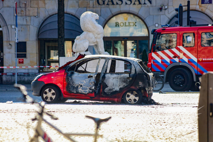 Auto vliegt in brand na ontploffing