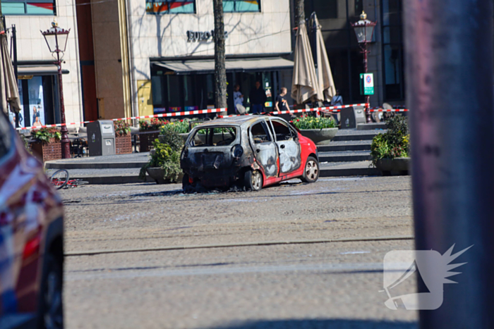 Auto vliegt in brand na ontploffing