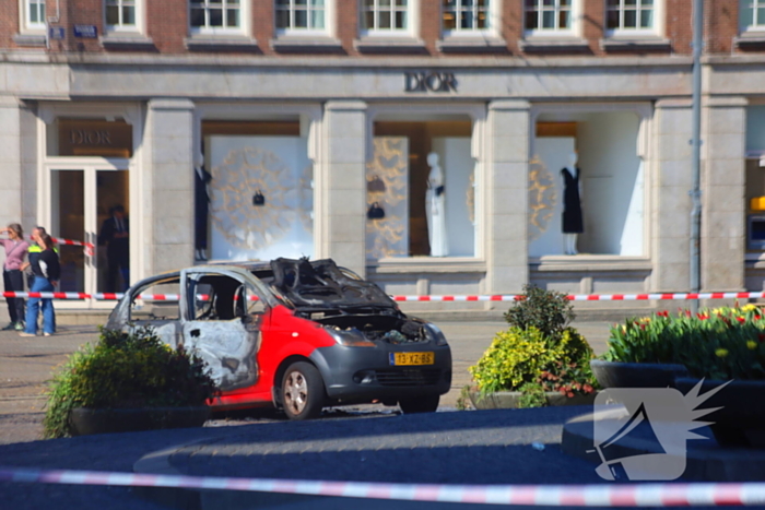 Auto vliegt in brand na ontploffing