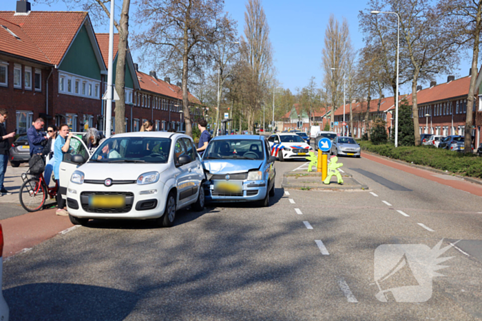 Auto rijdt achterop ander voertuig