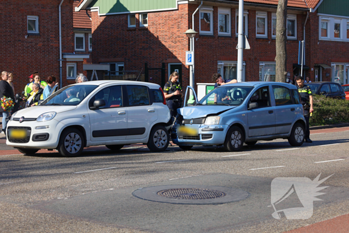 Auto rijdt achterop ander voertuig