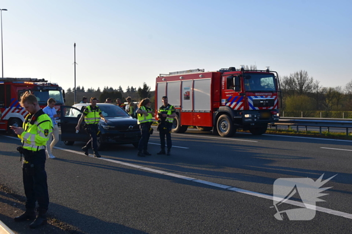 Traumahelikopter landt op snelweg