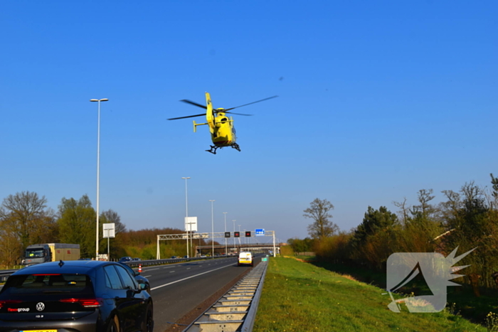 Traumahelikopter landt op snelweg