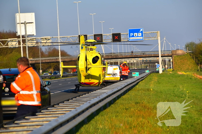 Traumahelikopter landt op snelweg