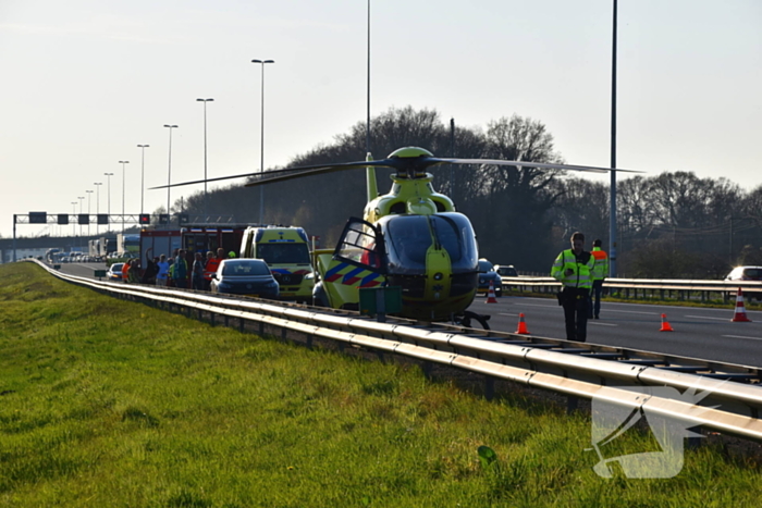 Traumahelikopter landt op snelweg