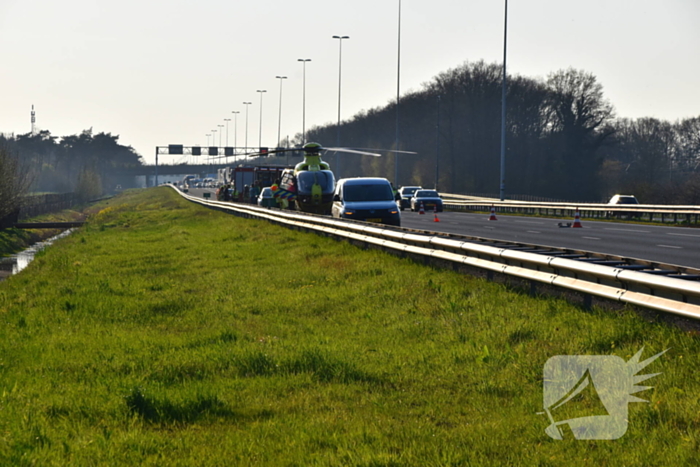 Traumahelikopter landt op snelweg