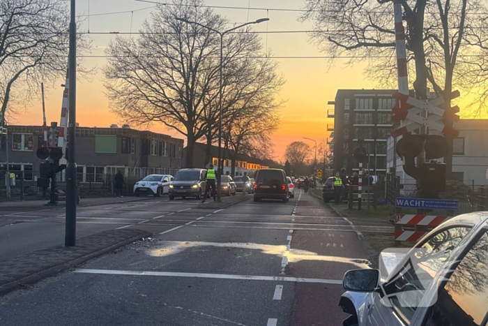 Aanrijding tussen twee auto's op een spoorlijn