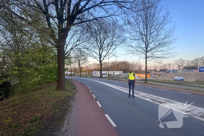 Aanrijding tussen twee auto's op een spoorlijn