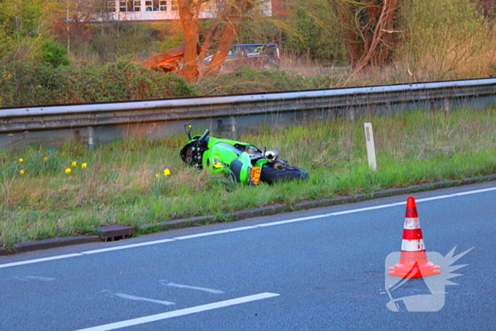 Motorrijder vliegt uit de bocht