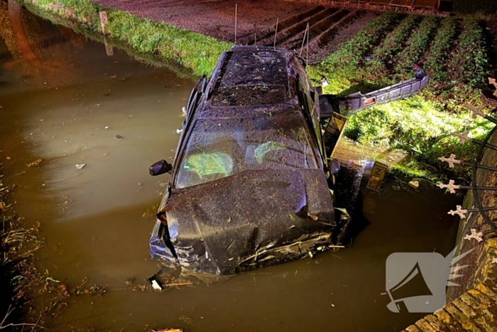Auto raakt bij botsing met boom te water