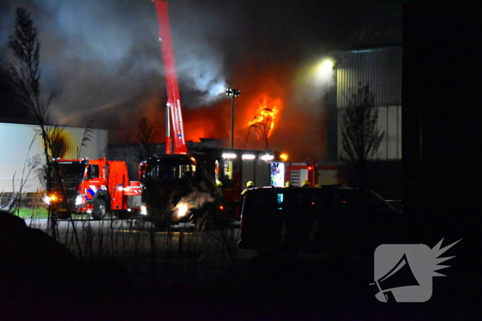 Grote brand in autobedrijf; pand niet meer te redden