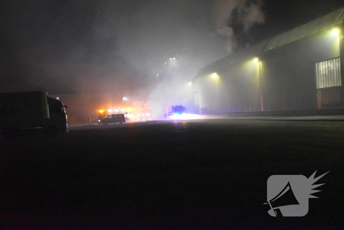 Grote brand in autobedrijf; pand niet meer te redden