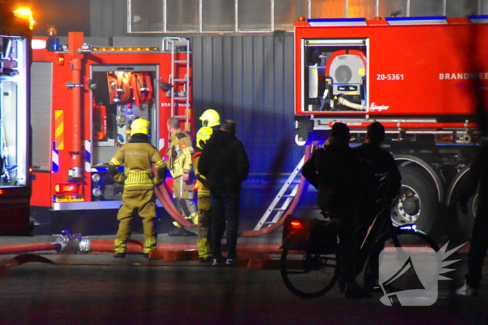 Grote brand in autobedrijf; pand niet meer te redden