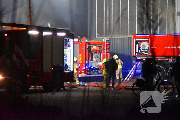 Grote brand in autobedrijf; pand niet meer te redden