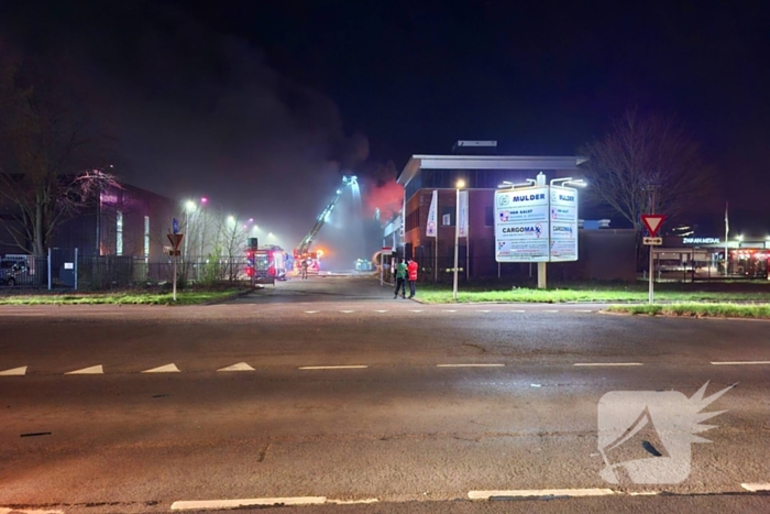 Zeer grote brand in bedrijfsloods