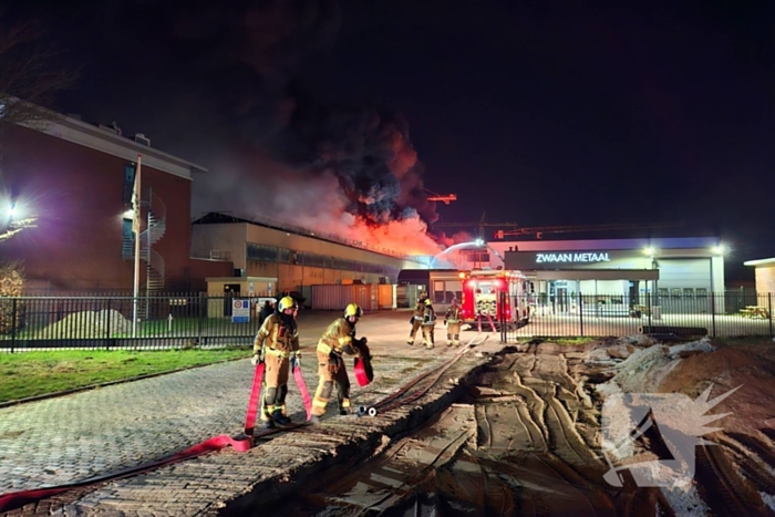 Zeer grote brand in bedrijfsloods