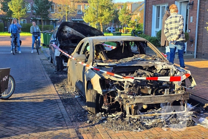 Twee voertuigen volledig verwoest door brand