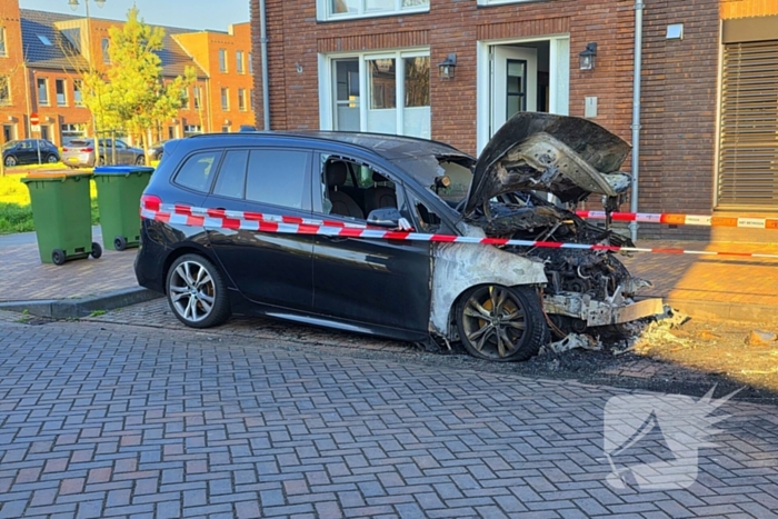 Twee voertuigen volledig verwoest door brand