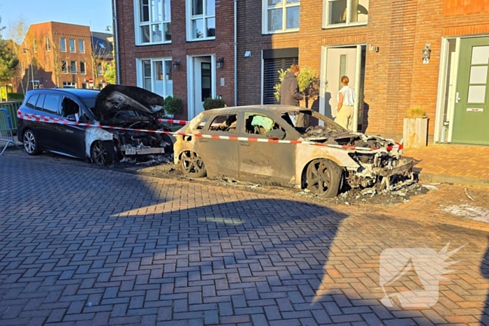 Twee voertuigen volledig verwoest door brand